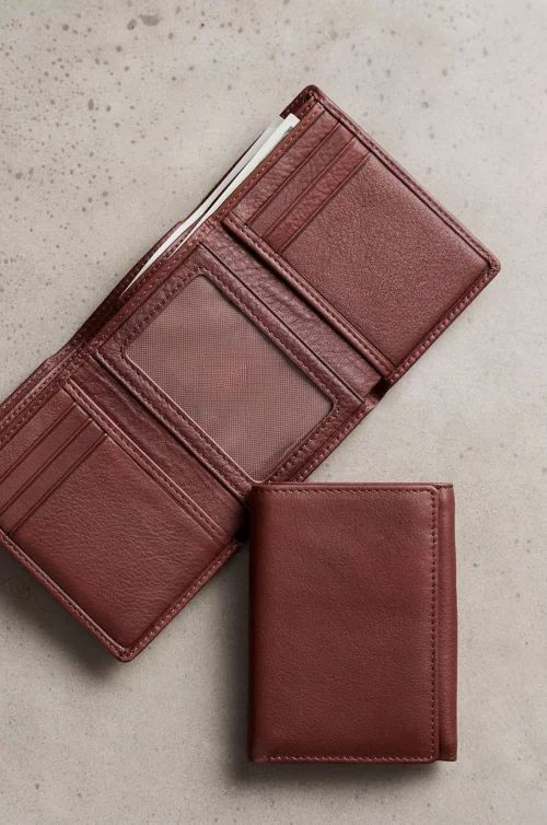 Men’s Leather Wallet – Simple, Stylish & Easy to Carry